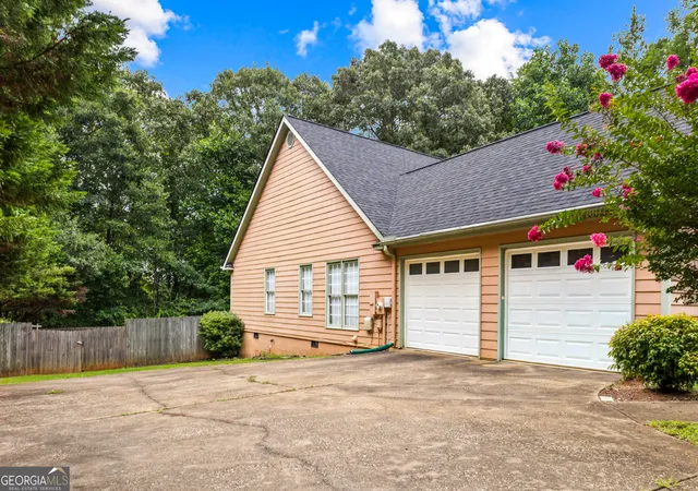 Photo 3 of Single family home for sale at 124 Foxdale Dr, Lagrange, GA 30240 | MLS# 10818074 | Listing updated on 2026-09-19