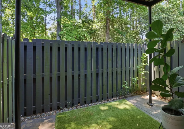 2nd image of 6851 Roswell Rd, Sandy Springs, GA 30328
