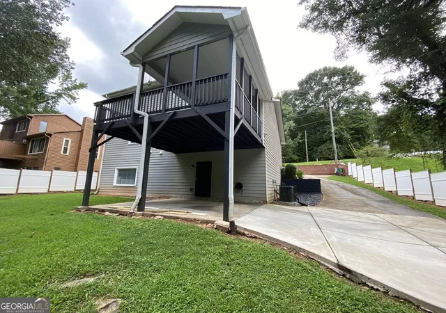 Photo 4 of Single family home for sale at 1640 Canberra Dr, Stone Mountain, GA 30088 | MLS# 10833086 | Listing updated on 2026-08-26