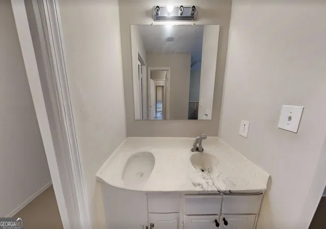 Listing Photo 4 - Condo for sale in building located at 8579 Creekwood Wy, Jonesboro, GA 30238