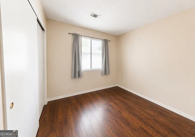 Listing Photo 5 - Condo for sale in building located at 8579 Creekwood Wy, Jonesboro, GA 30238