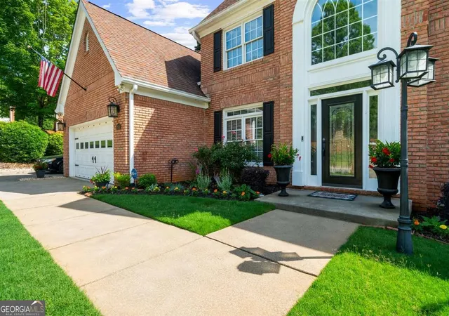 Photo 2 of Single family home for sale at 2638 Waters Edge Dr, Gainesville, GA 30504 | MLS# 10823705 | Listing updated on 2026-10-04