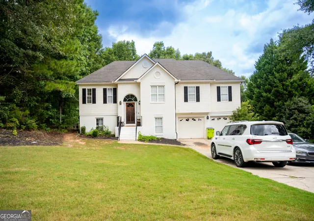 1st image of 328 Black Willow Ct, Locust Grove, GA 30248 | MLS# 10812424