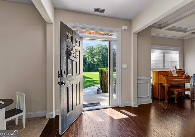 3rd image of 211 Fox Hall Xing W, Senoia, GA 30276 | MLS# 10810093