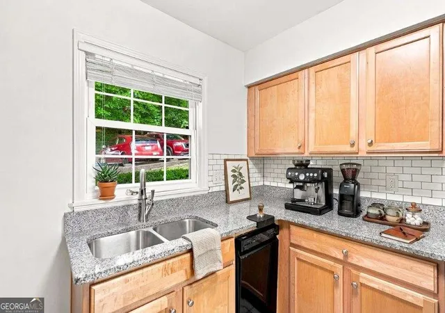 Listing Photo 5 - Condo for sale in building located at 560 Goldsboro Rd Ne, Atlanta, GA 30307 - Unit #B