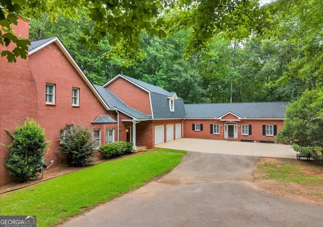 Photo 3 of Single family home for sale at 222 Newton Dr, Forsyth, GA 31029 | MLS# 10815496 | Listing updated on 2026-08-26