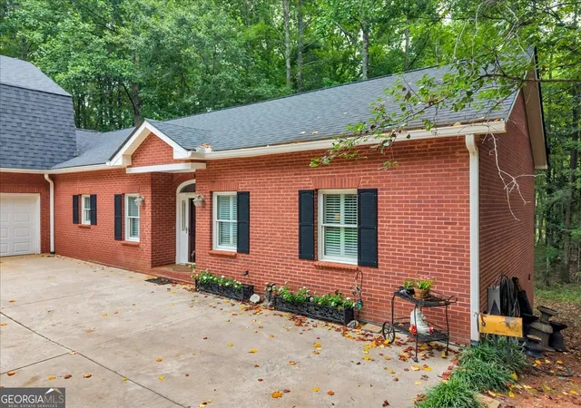 Photo 3 of Single family home for sale at 222 Newton Dr, Forsyth, GA 31029 | MLS# 10815496 | Listing updated on 2026-10-08