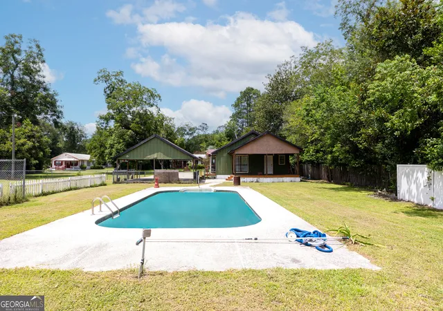 Photo 4 of Single family home for sale at 1801 Creswell St, Waycross, GA 31503 | MLS# 10822812 | Listing updated on 2026-08-24