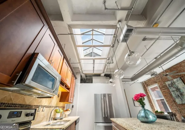 Listing Photo 3 - Condo for sale in building located at 215 Mitchell St Sw, Atlanta, GA 30303 - Unit #18