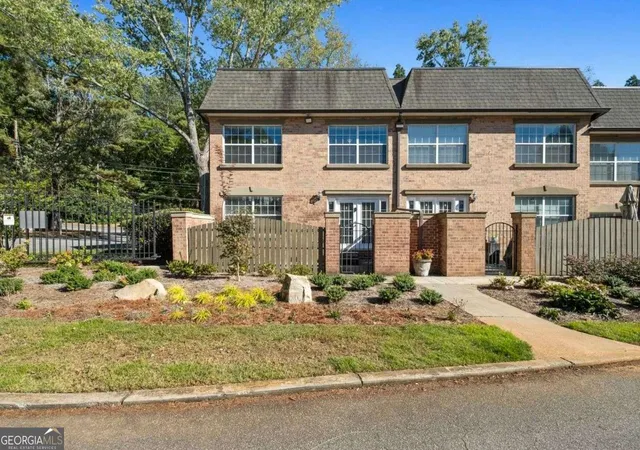 Listing Photo 2 - Condo for sale in building located at 6980 Roswell Rd, Sandy Springs, GA 30328 - Unit #A8