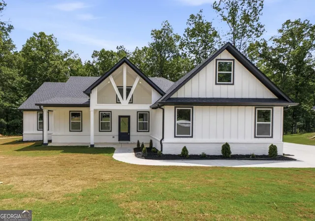 Homes for sale in Griffin, GA | 1020 Oakridge Dr, Griffin, GA 30223 | MLS# 10800393