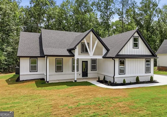 Homes for sale in Griffin, GA | 1020 Oakridge Dr, Griffin, GA 30223 | MLS# 10800393