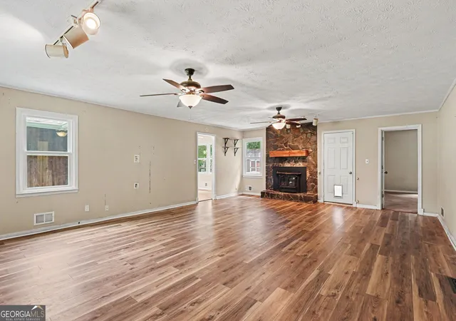 Photo 4 of Single family home for sale at 1422 Zebulon Rd, Griffin, GA 30224 | MLS# 10810416 | Listing updated on 2026-09-12