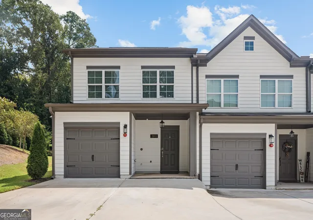 Photo 2 of Townhouse for sale at 2893 Royal Heights Dr, Atlanta, GA 30318 | MLS# 10835100 | Listing updated on 2026-09-11
