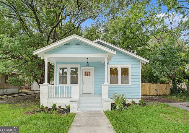 Photo 2 of Single family home for sale at 812 E 33rd Street, Savannah, GA 31401 | MLS# 10779451 | Listing updated on 2026-08-20