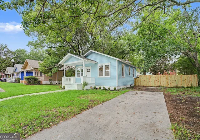 Photo 3 of Single family home for sale at 812 E 33rd Street, Savannah, GA 31401 | MLS# 10779451 | Listing updated on 2026-08-20