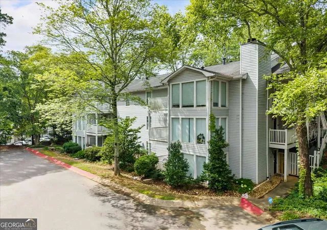 3rd image of 2102 Augusta Dr SE, Marietta, GA 30067