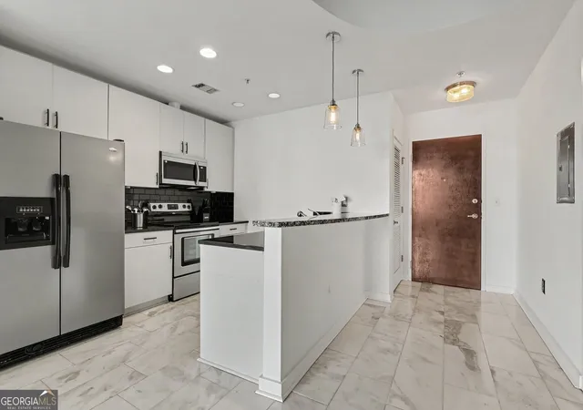 2nd image of 400 W Peachtree St Nw #1812, Atlanta, GA 30308 | MLS# 10825386