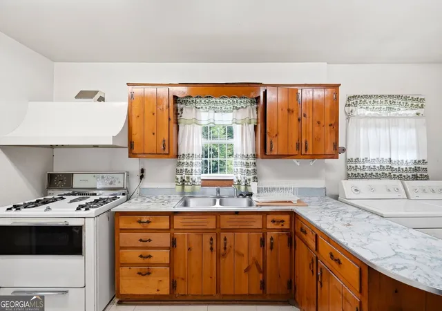 Photo 3 of Sale Pending at 210 Aaron St Nw, Atlanta, GA 30314 | MLS# 10805036 | Listing updated on 2026-08-27