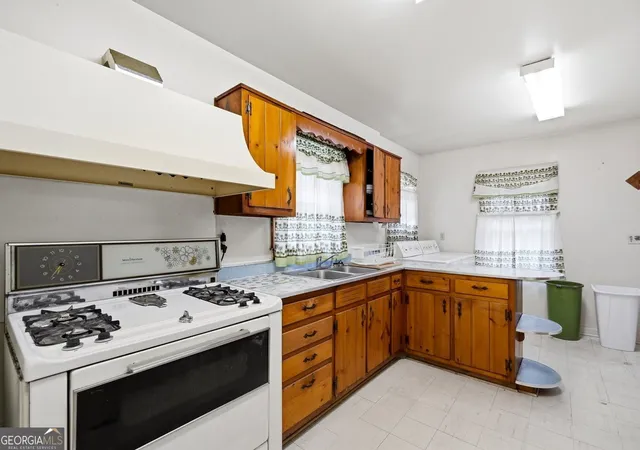 Photo 4 of Sale Pending at 210 Aaron St Nw, Atlanta, GA 30314 | MLS# 10805036 | Listing updated on 2026-08-27
