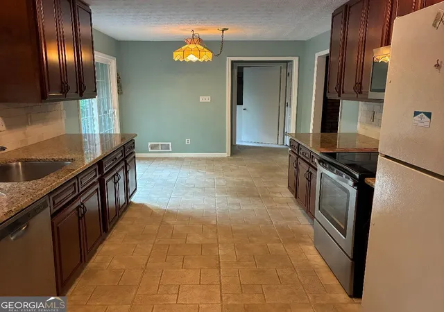 4th image of 3097 Jodeco Dr, Jonesboro, GA 30236 | MLS# 10754347