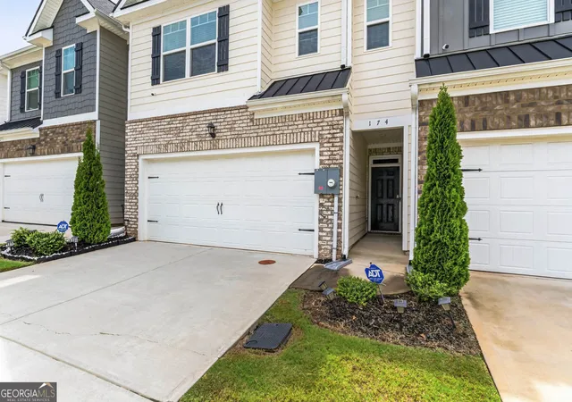 Photo 2 of Townhouse for sale at 174 Hampton Cir, Mcdonough, GA 30253 | MLS# 10820703 | Listing updated on 2026-09-14