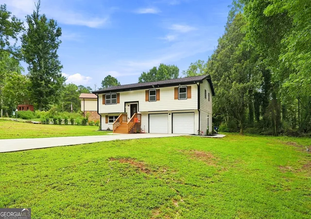 Photo 3 of Single family home for sale at 5827 Christopher Ln, Lithonia, GA 30058 | MLS# 10822158 | Listing updated on 2026-08-29