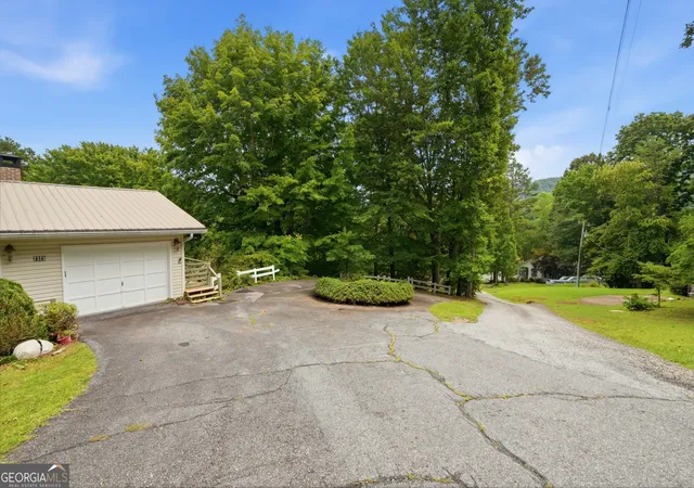 Photo 3 of Single family home for sale at 2325 Ridgecrest Cir, Hiawassee, GA 30546 | MLS# 10807043 | Listing updated on 2026-09-14