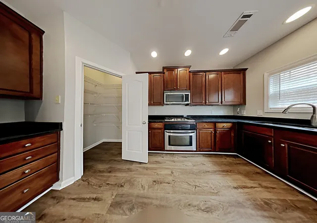 Photo 4 of Single family home for sale at 14 Stone Ct, Newnan, GA 30265 | MLS# 10765490 | Listing updated on 2026-10-06