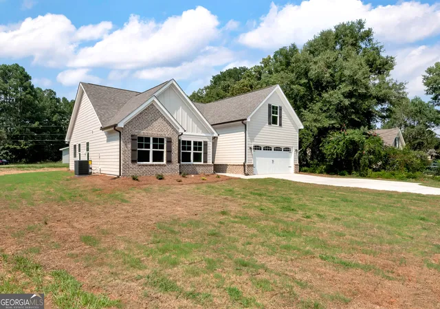 Photo 2 of Sale Pending at 265 Jefferson St, Statham, GA 30666 | MLS# 10589021 | Listing updated on 2025-10-26
