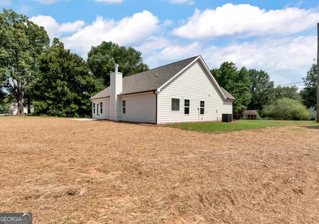 Photo 4 of Sale Pending at 265 Jefferson St, Statham, GA 30666 | MLS# 10589021 | Listing updated on 2025-10-26