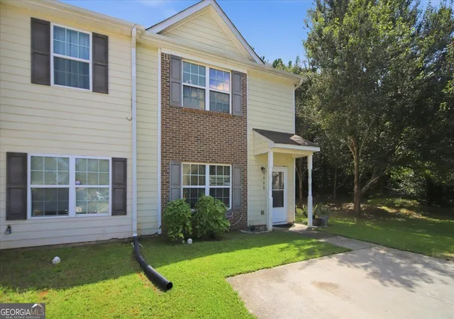 Photo 2 of Townhouse for sale at 6888 Mountain Cir, Riverdale, GA 30274 | MLS# 10830535 | Listing updated on 2026-09-13