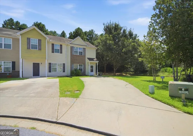 Photo 3 of Townhouse for sale at 6888 Mountain Cir, Riverdale, GA 30274 | MLS# 10830535 | Listing updated on 2026-09-21