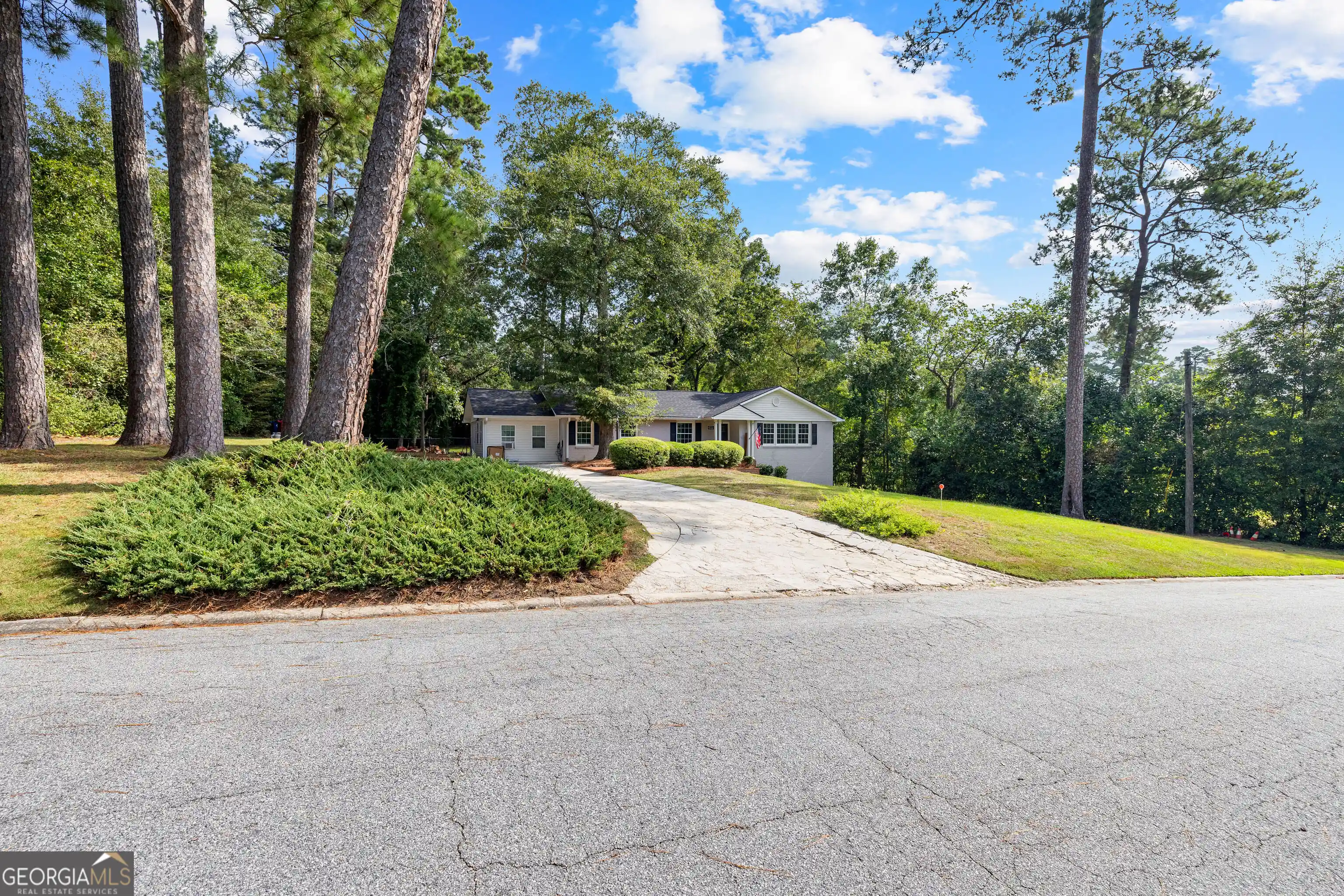 Photo 1 of Single family home for sale at 2935 Victoria Cir, Macon, GA 31204 | MLS# 10852892 | Listing updated on 2026-10-25