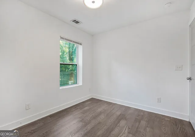 Listing Photo 2 - Condo for sale in building located at 1816 Evans Dr, Atlanta, GA 30310 - Unit #