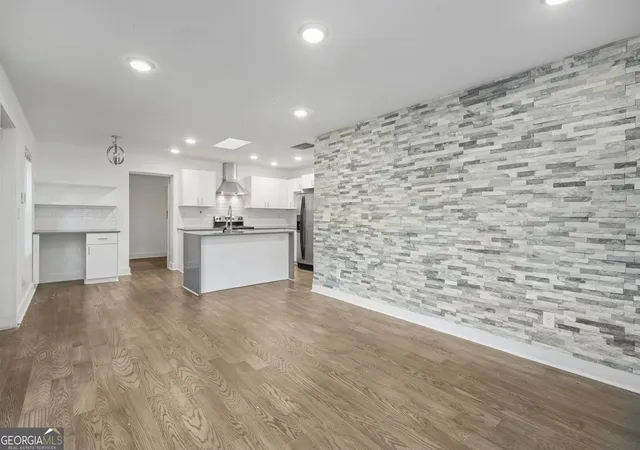 Listing Photo 4 - Condo for sale in building located at 1816 Evans Dr, Atlanta, GA 30310