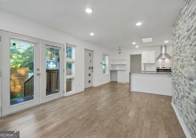 Listing Photo 5 - Condo for sale in building located at 1816 Evans Dr, Atlanta, GA 30310