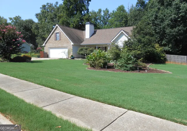 Photo 3 of Sale Pending at 209 Pebble Creek Dr, Mcdonough, GA 30253 | MLS# 10828995 | Listing updated on 2026-09-08