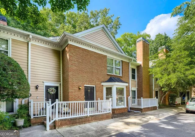 Listing Photo 2 - Condo for sale in building located at 7500 Roswell Rd, Atlanta, GA 30350 - Unit #47