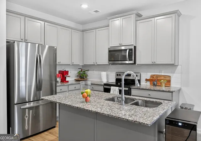 Photo 3 of Townhouse for sale at 252 Regent Park, Hoschton, GA 30548 | MLS# 10739093 | Listing updated on 2026-08-13