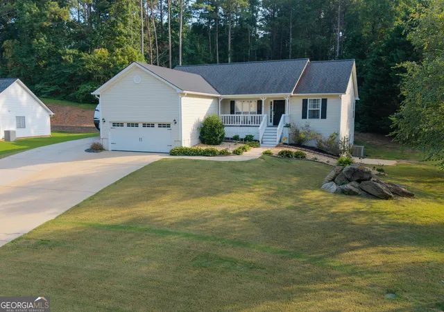 Photo 2 of Single family home for sale at 75 Oak Ridge Ct, Douglasville, GA 30134 | MLS# 10817367 | Listing updated on 2026-09-15