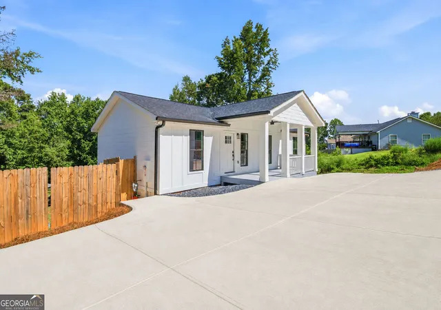 2nd image of 5875 Maple Creek Dr, Buford, GA 30518 | MLS# 10832316