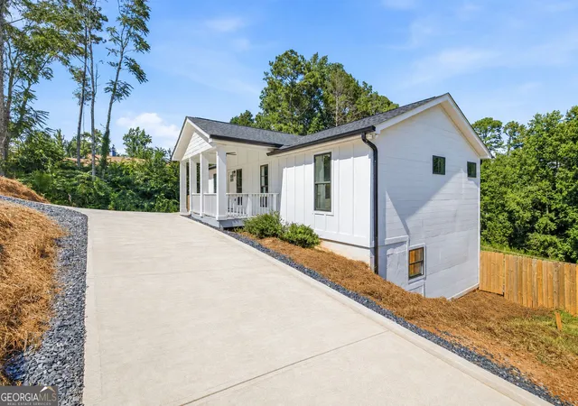 3rd image of 5875 Maple Creek Dr, Buford, GA 30518 | MLS# 10832316