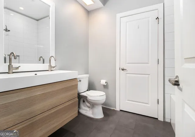 Listing Photo 4 - Condo for sale in building located at 2230 Cheshire Brg Rd Ne, Atlanta, GA 30324 - Unit #401