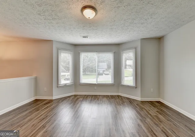 Photo 4 of Single family home for sale at 2300 Huntington Dr, Loganville, GA 30052 | MLS# 10816181 | Listing updated on 2026-10-30