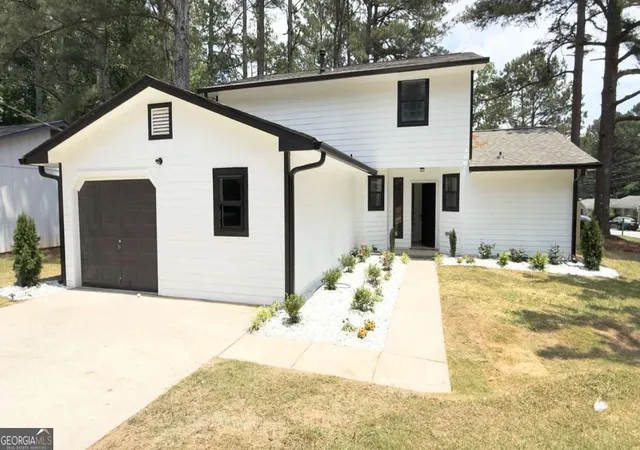 Photo 3 of Single family home for sale at 2070 Mallard Wy, Lithonia, GA 30058 | MLS# 10778279 | Listing updated on 2026-09-17
