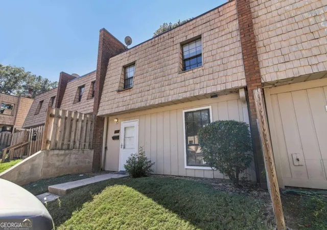 Photo 3 of Townhouse for sale at 6429 Woodstone Wy, Morrow, GA 30260 | MLS# 10803358 | Listing updated on 2026-08-25