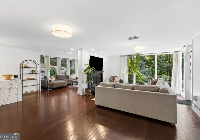 Photo 4 of Single family home for sale at 4091 Peachtree Dunwoody Rd Ne, Atlanta, GA 30342 | MLS# 10832422 | Listing updated on 2026-10-09