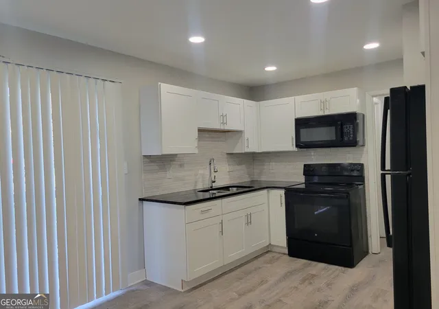 Listing Photo 3 - Condo for sale in building located at 265 Peyton Pl SW, Atlanta, GA 30311