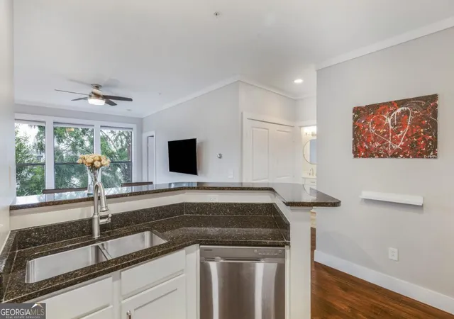 Listing Photo 4 - Condo for sale in building located at 821 Ralph Mcgill Blvd, Atlanta, GA 30306 - Unit #2405